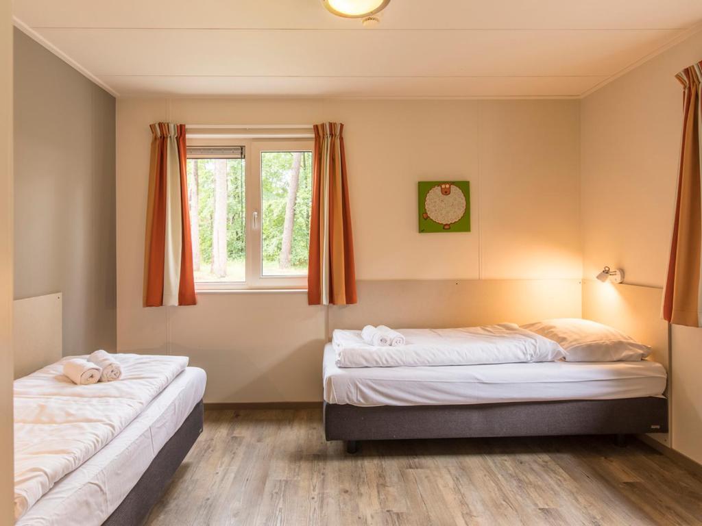 Comfort 6-Person Dog Bungalow In The Holiday Park Landal Heideheuvel Beekbergen Quarto foto