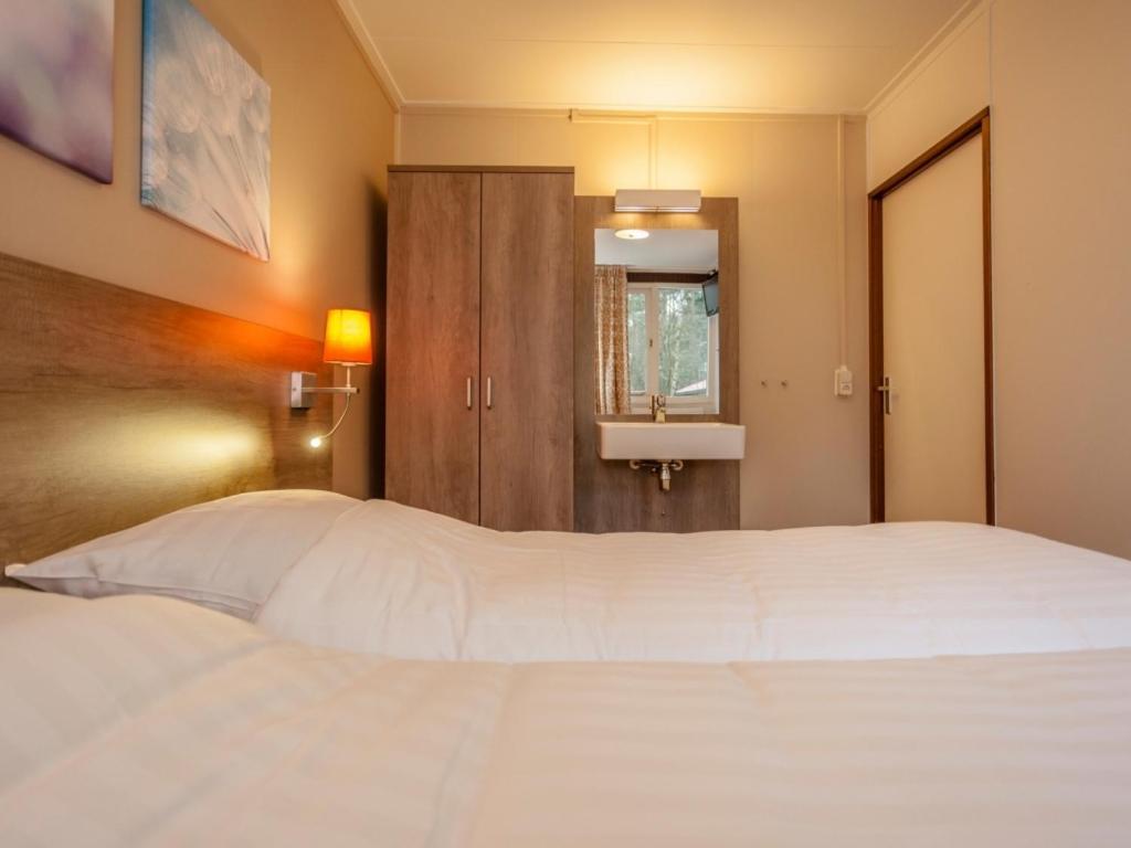 Comfort 6-Person Dog Bungalow In The Holiday Park Landal Heideheuvel Beekbergen Quarto foto